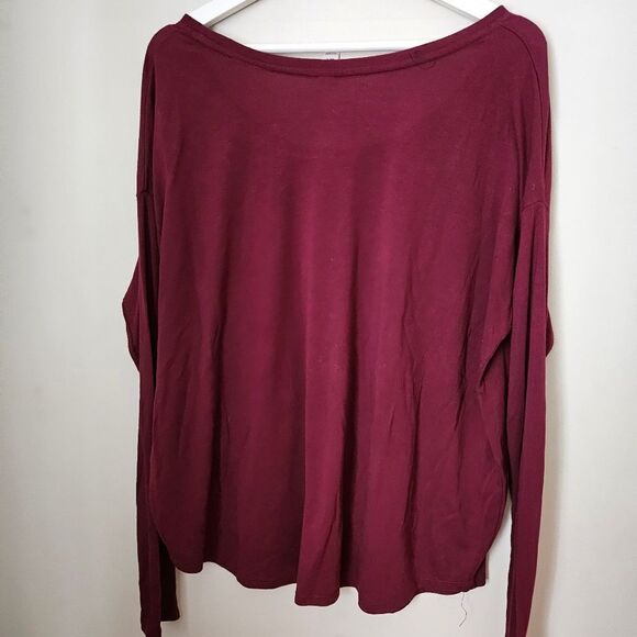 Delta Phi Epsilon Long Sleeve Top Crewneck Burgundy Gold Print Casual DPhiE - Picture 5 of 9